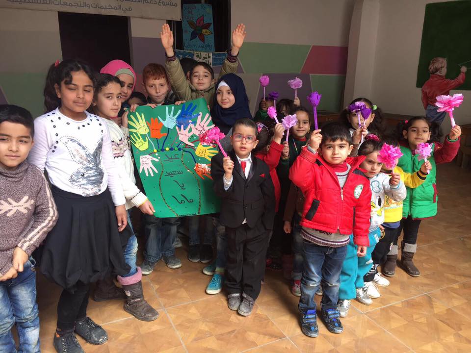 أطفال مركز البداوي يحتفلون بعيد الام
